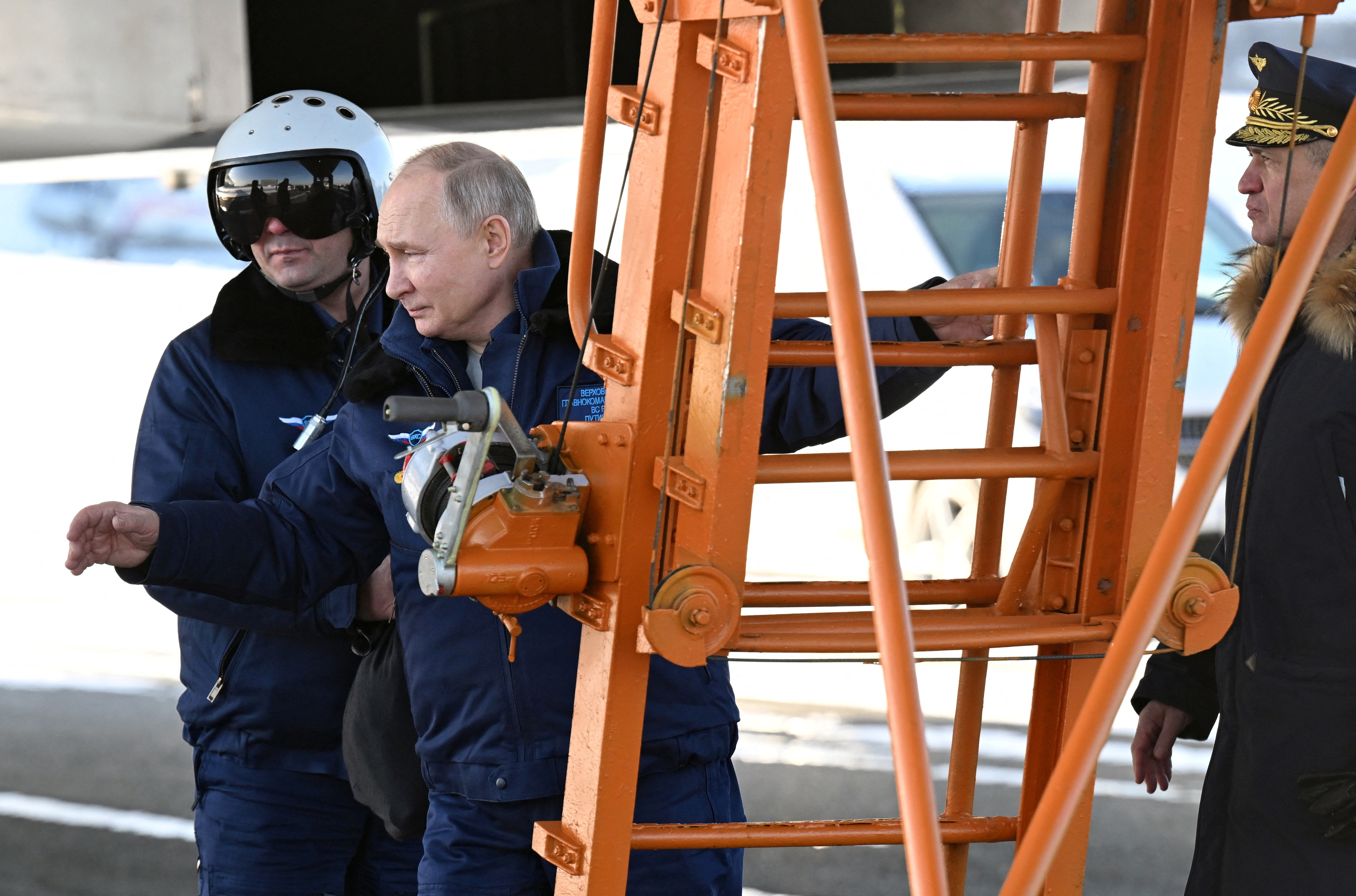Russian President Putin flies on modernised Russian supersonic strategic bomber