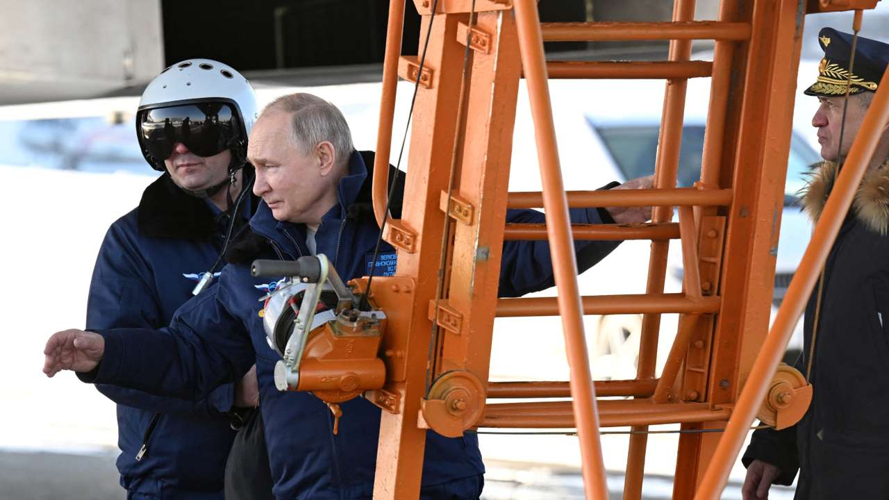 Russian President Putin flies on modernised Russian supersonic strategic bomber