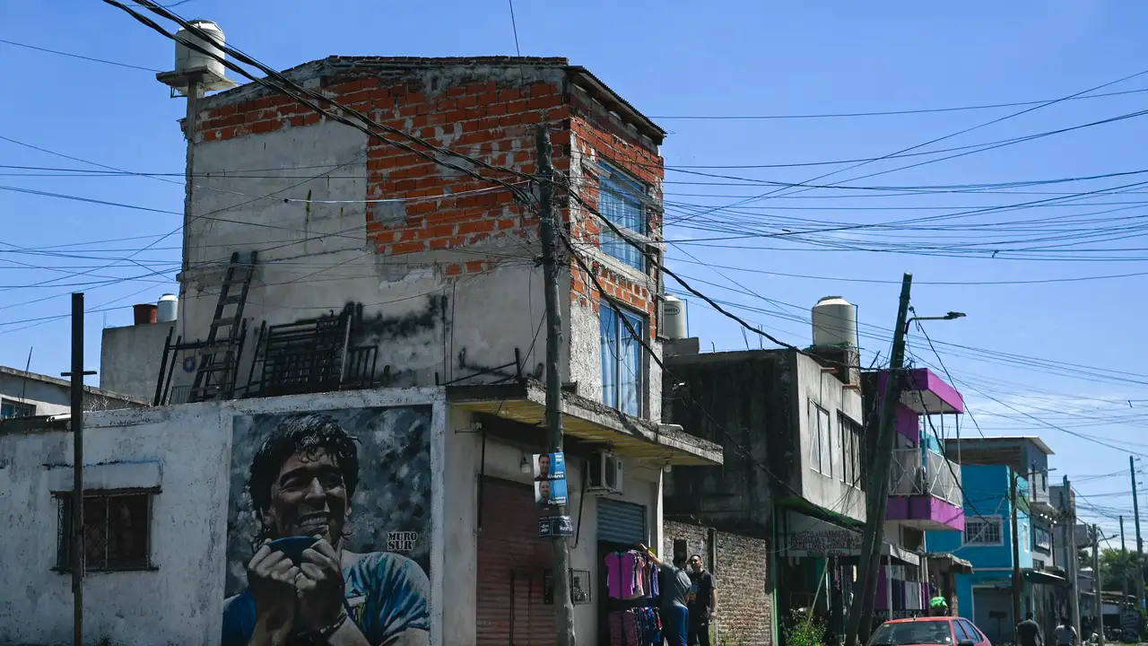 Mural exibe ilustração do ídolo argentino Diego Armando Maradona na Villa Fiorito, em Buenos Aires, região onde o ex-futebolista cresceu.