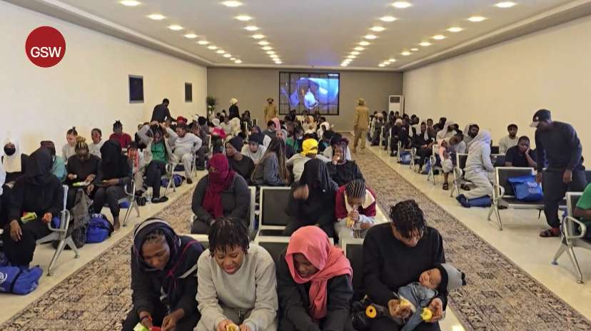 migrants waiting to be expelled from Libya and repatriated to their home countries