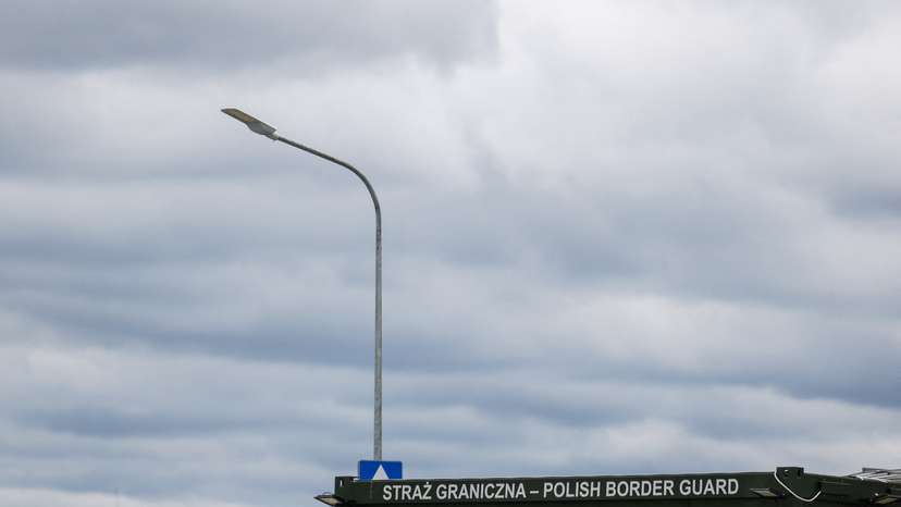 Poland imposes checks on German and Lithuanian borders amid migration fears, in Slubice