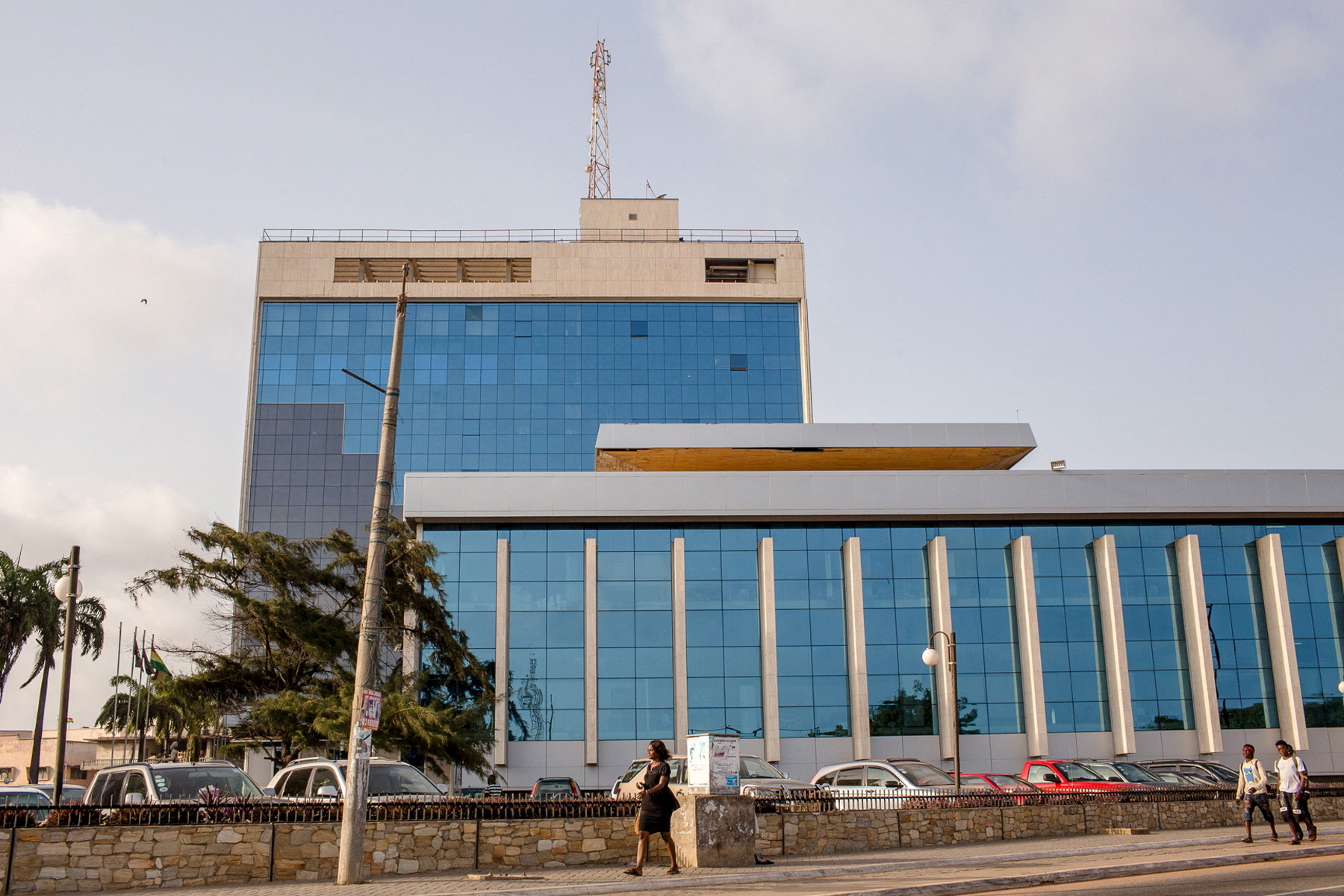 FILE PHOTO: Pedestrians walk in front of Ghana's central bank building in Accra