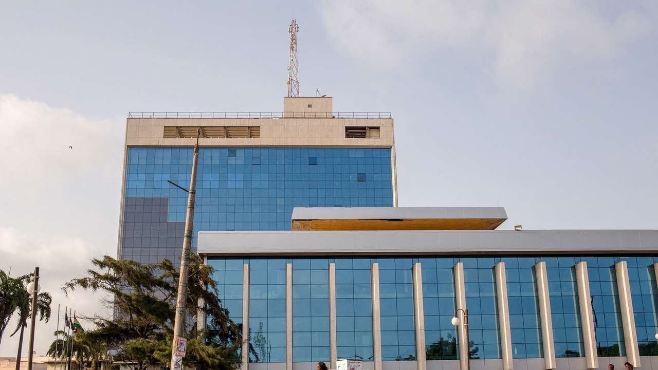 FILE PHOTO: Pedestrians walk in front of Ghana's central bank building in Accra