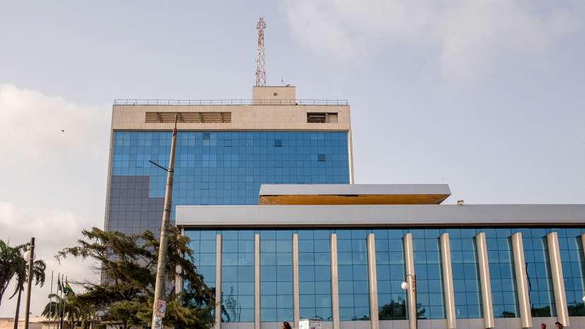 FILE PHOTO: Pedestrians walk in front of Ghana's central bank building in Accra