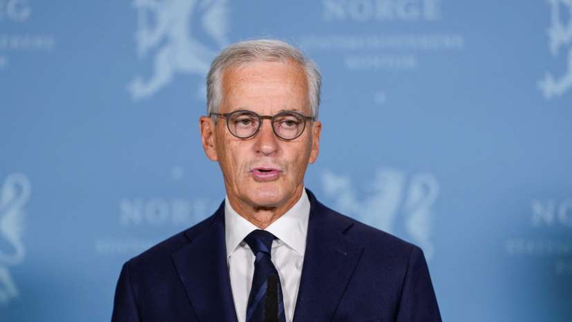 Norway's government holds a press conference about frigate purchases