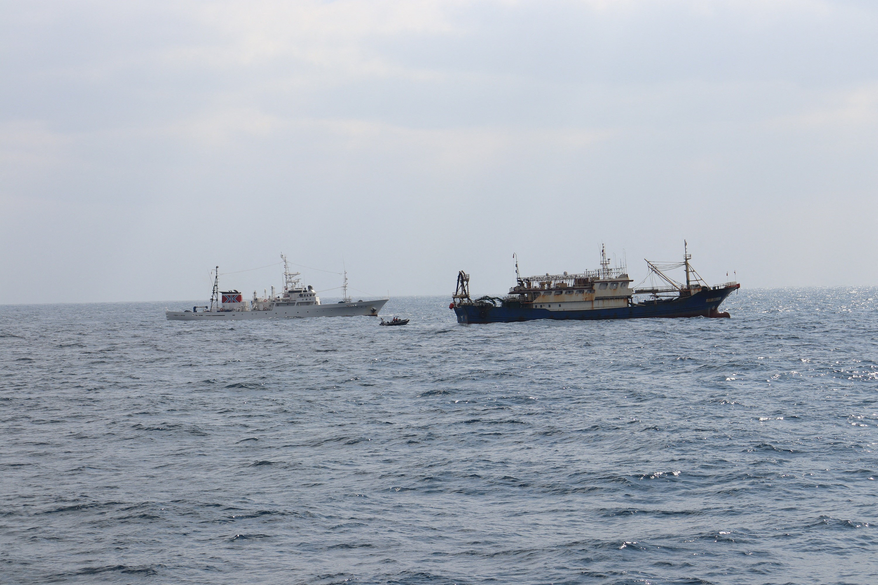 Japan's Fisheries Agency patrol vessel "Hakuo Maru" and Chinese fishing vessel "Qiong Dong Yu 11998" in waters off southwest Nagasaki Prefecture