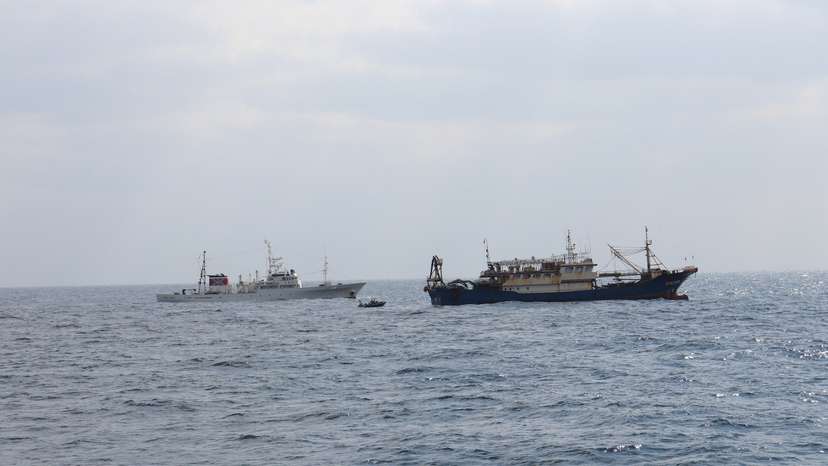 Japan's Fisheries Agency patrol vessel "Hakuo Maru" and Chinese fishing vessel "Qiong Dong Yu 11998" in waters off southwest Nagasaki Prefecture