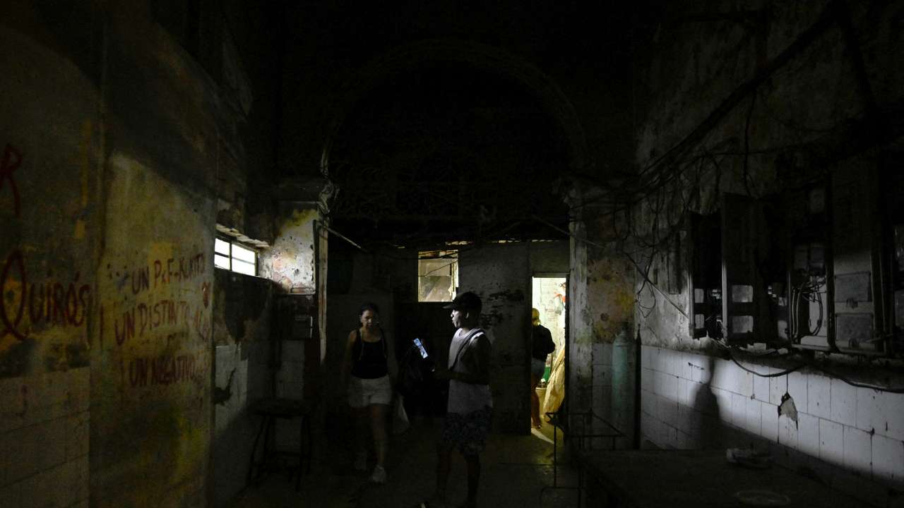 FILE PHOTO: Cuba reconnects grid, begins restoring power to Havana after partial collapse