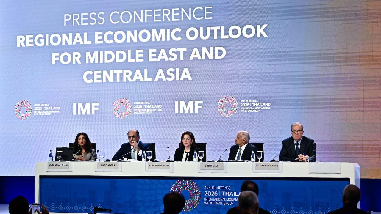 Diretores do FMI em entrevista coletiva de imprensa sobre as Perspectivas Econômicas Regionais para o Oriente Médio e Ásia Central, durante as Reuniões Anuais do Fundo Monetário Internacional (FMI) e do Grupo do Banco Mundial (GBM), no Centro Nacional de Convenções Queen Sirikit (QSNCC), em Bangkok.
