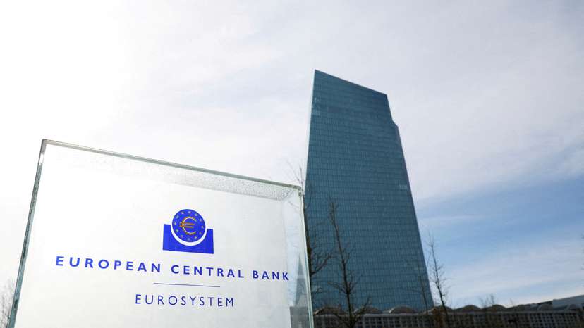 FILE PHOTO: European Central Bank (ECB) headquarters in Frankfurt
