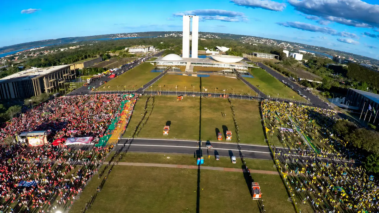 Manifestantes de direita e de esquerda em Brasília