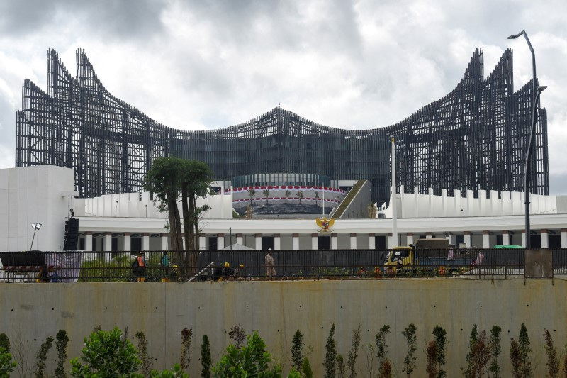 Workers construct the pedestrian walkway near the State Palace and the eagle-shaped Garuda Palace in the Nusantara National Capital (IKN)