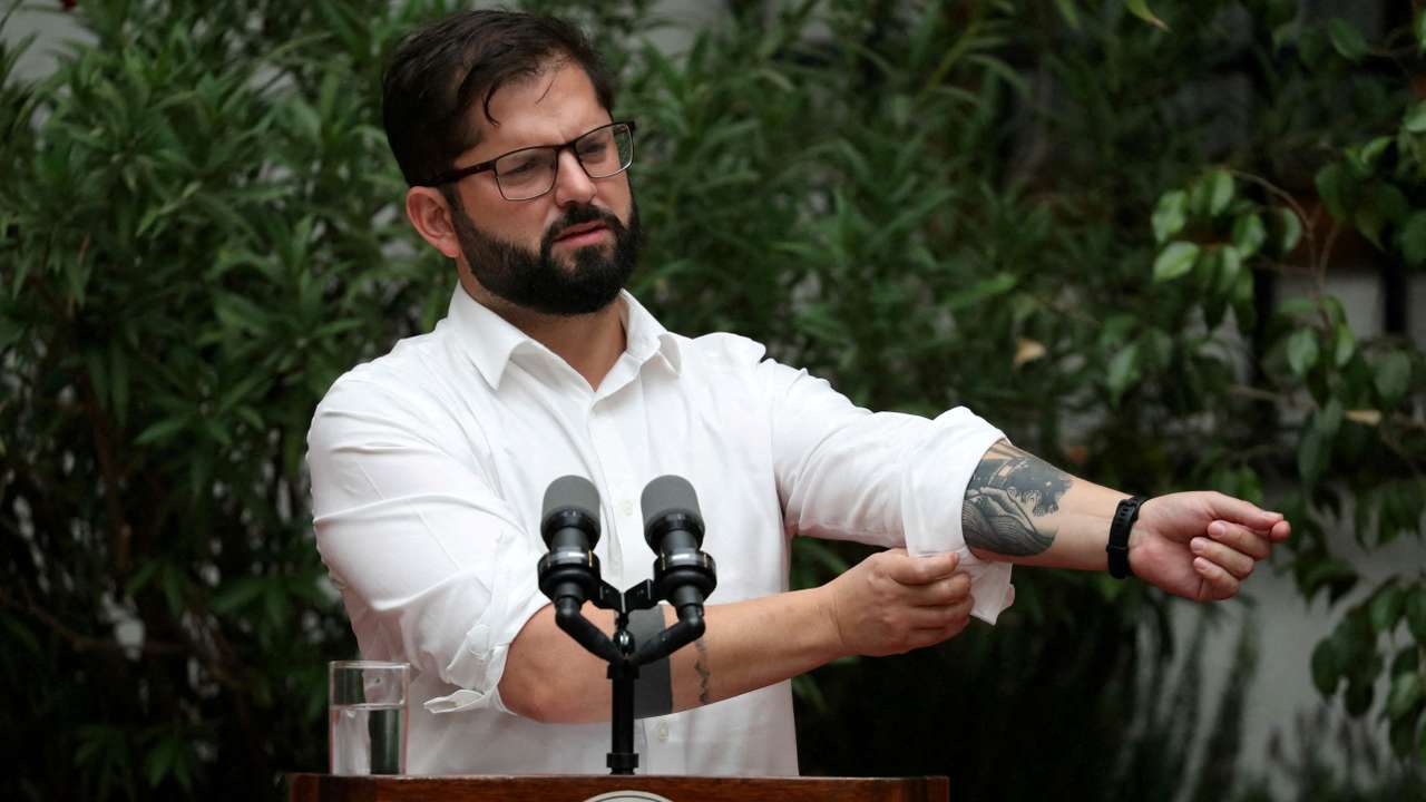 FILE PHOTO: Chile's President Gabriel Boric meets with foreign correspondents at La Moneda Palace in Santiago