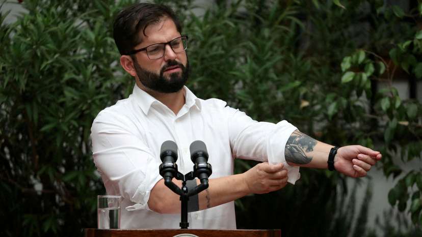 FILE PHOTO: Chile's President Gabriel Boric meets with foreign correspondents at La Moneda Palace in Santiago
