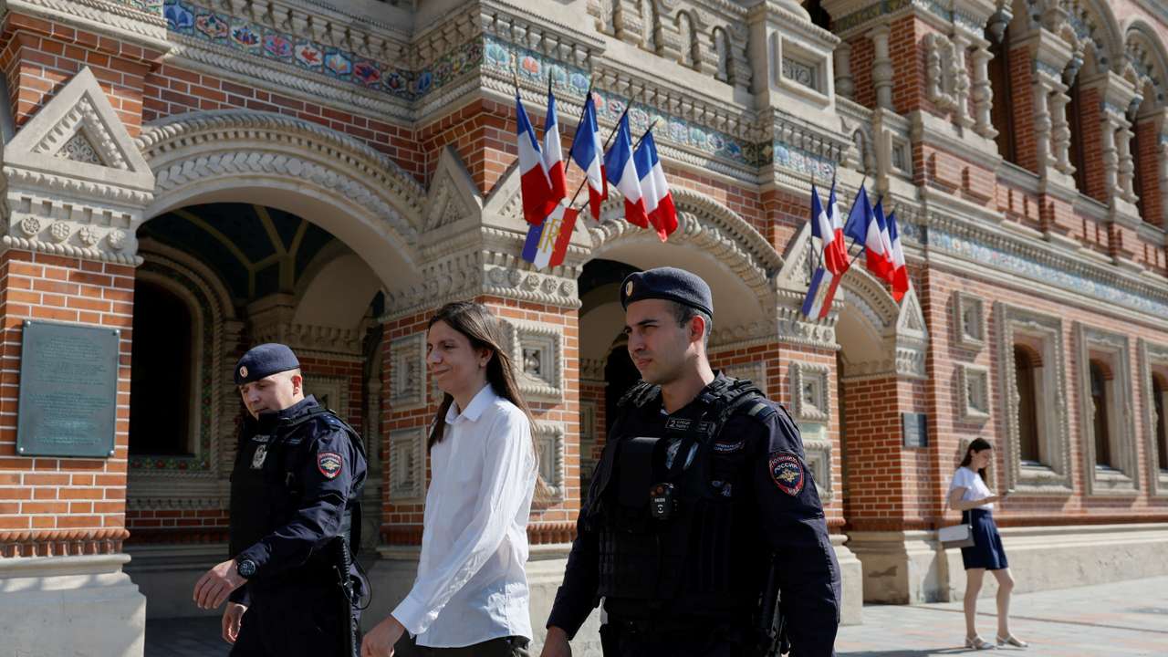 Gathering near French embassy in Moscow following arrest of Telegram CEO Pavel Durov