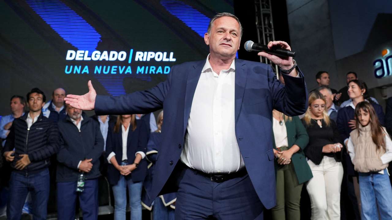 Uruguay's centre-right presidential candidate Delgado closes his campaign rally