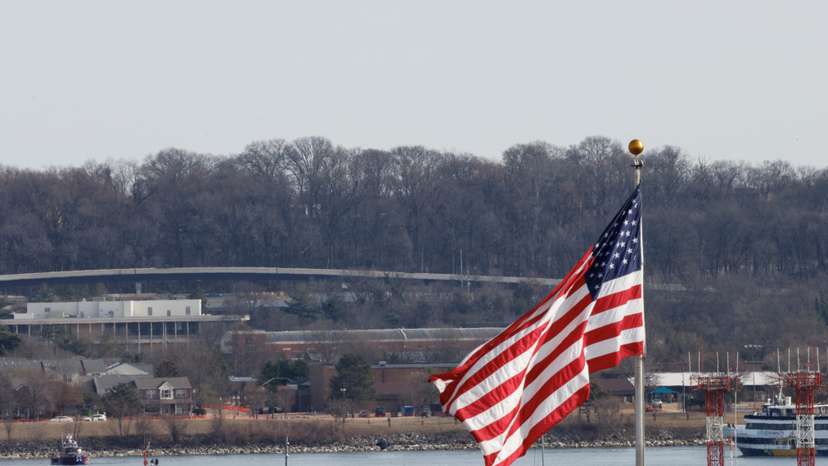 American Eagle flight 5342 crashes in the Potomac River near Ronald Reagan Washington National Airport