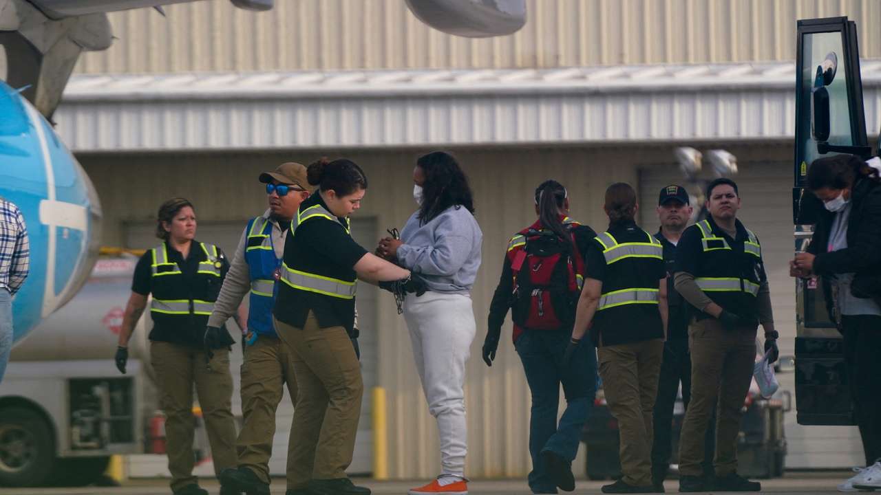 U.S. immigration authorities deport migrants from Texas to Colombia