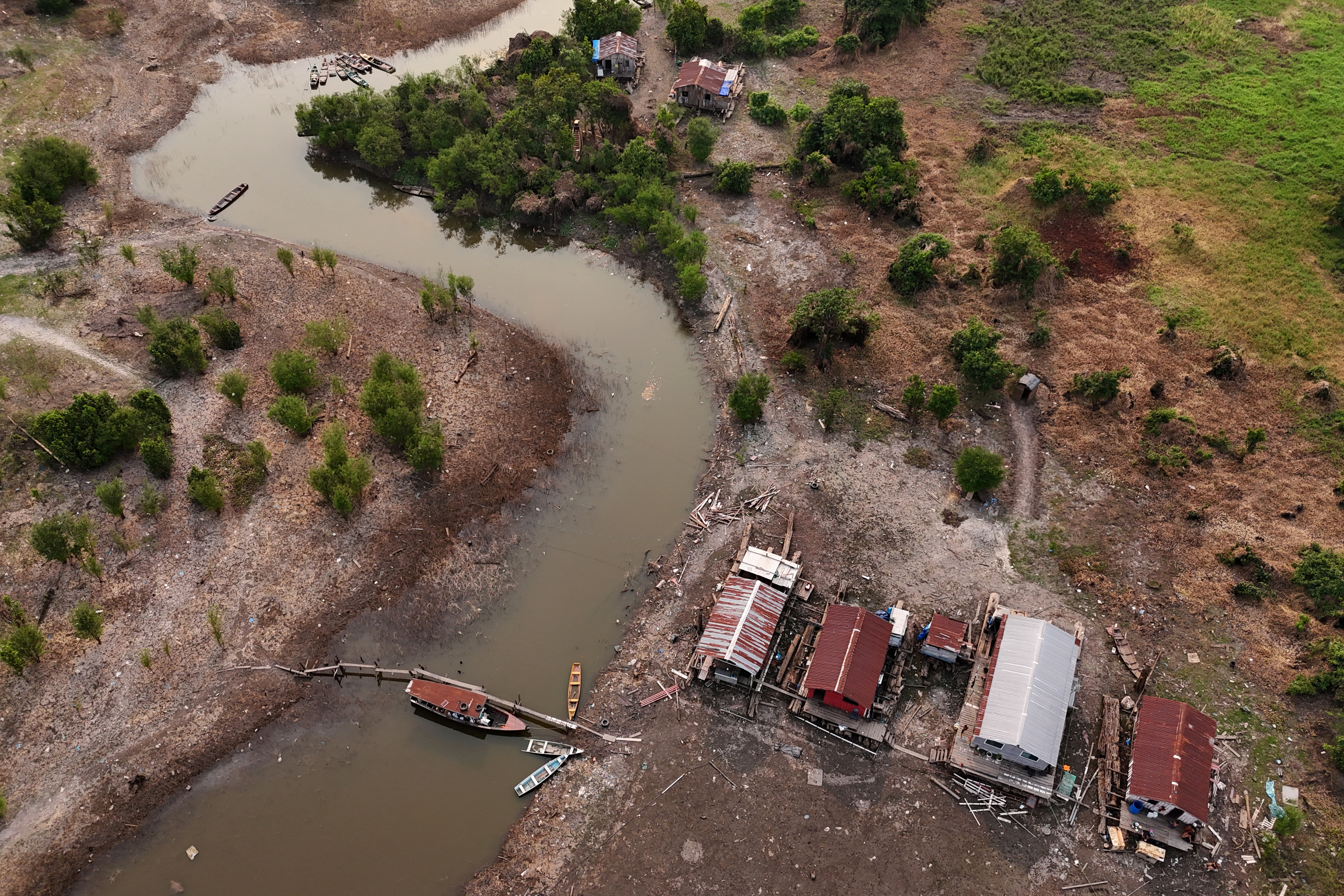 Amazon river levels fall due to lack of rain, hurting navigation