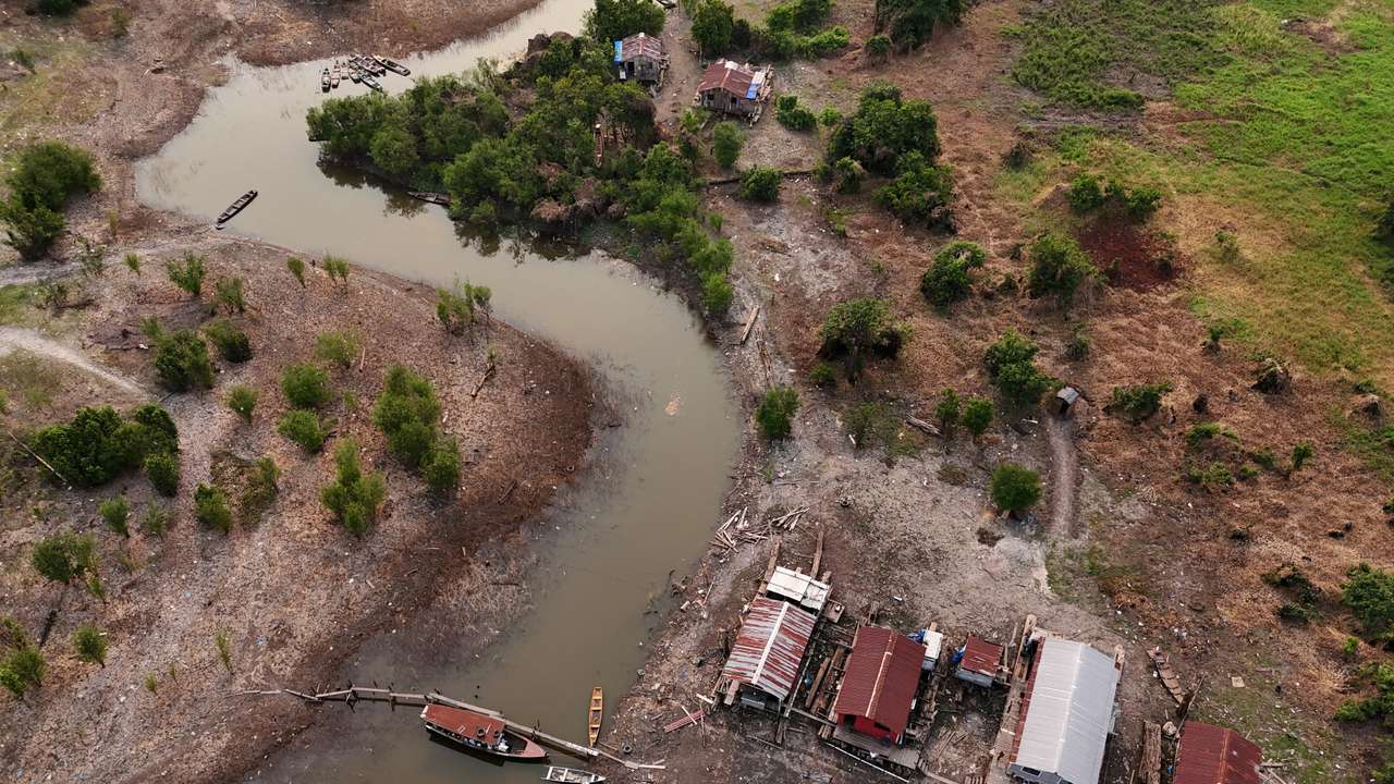 Amazon river levels fall due to lack of rain, hurting navigation