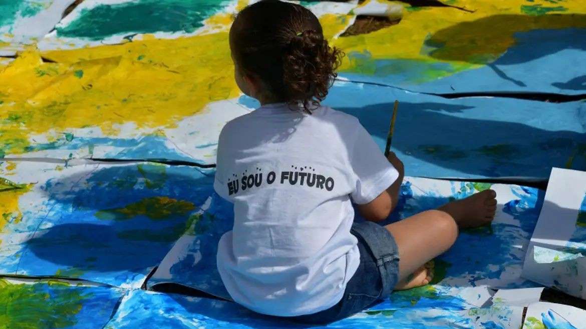 Menina durante uma atividade escolar