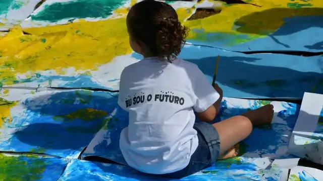 Menina durante uma atividade escolar