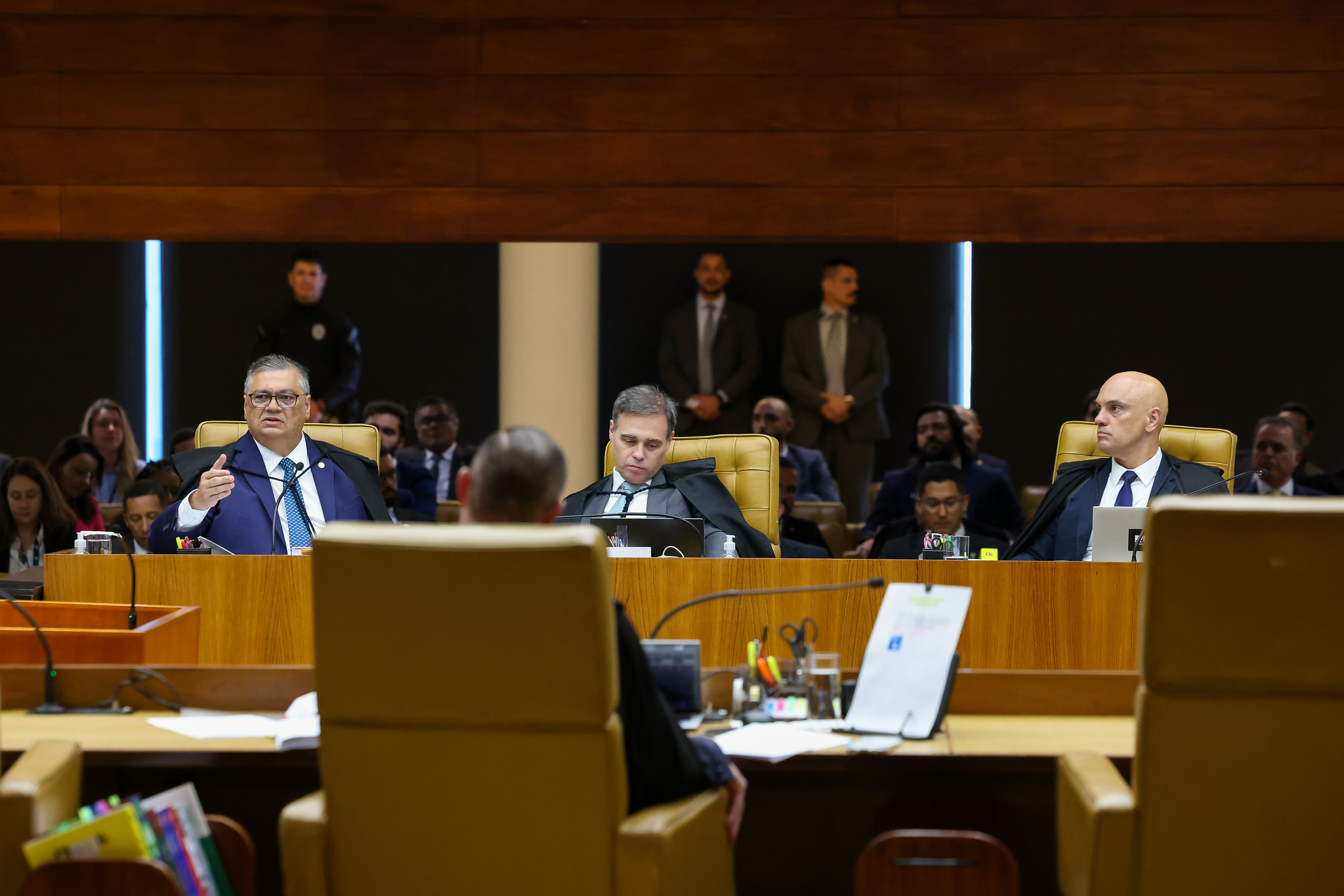 Os ministros Flávio Dino, André Mendonça e Alexandre de Moraes durante sessão extraordinária do Supremo Tribunal Federal que discutia implicação do terceiro no caso Master por relatório da Polícia Federal