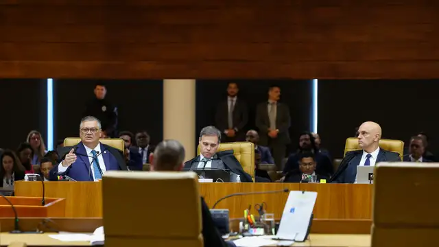 Os ministros Flávio Dino, André Mendonça e Alexandre de Moraes durante sessão extraordinária do Supremo Tribunal Federal que discutia implicação do terceiro no caso Master por relatório da Polícia Federal
