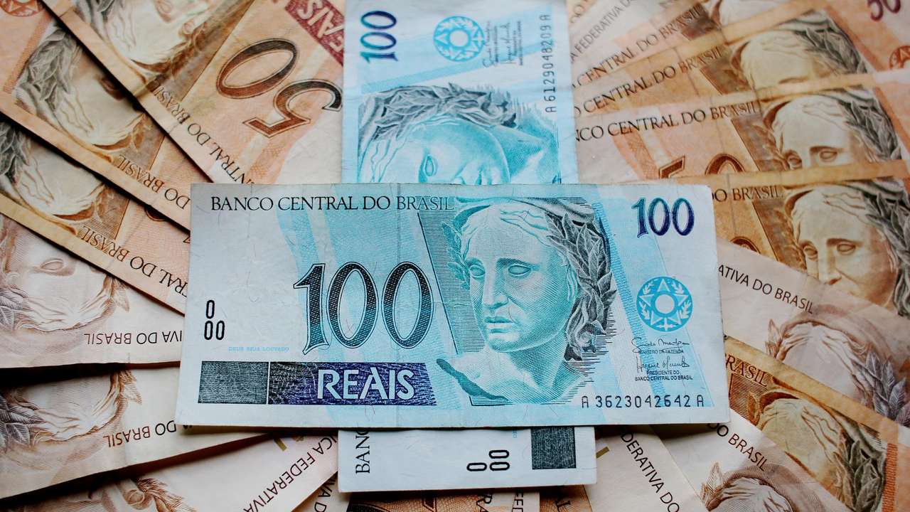 Imagem mostra notas de cem reais e de cinquenta reais