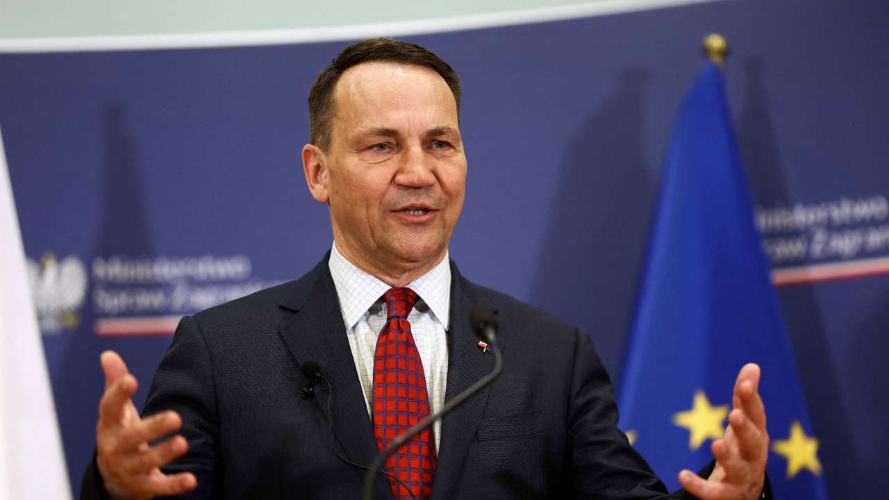 FILE PHOTO: German Foreign Minister Baerbock and Polish Foreign Minister Sikorski meet in Slubice