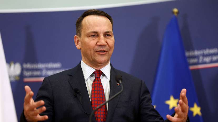 FILE PHOTO: German Foreign Minister Baerbock and Polish Foreign Minister Sikorski meet in Slubice