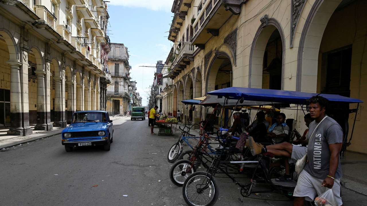 FILE PHOTO: Cuba defiant after Trump says island to receive no more Venezuelan oil or money