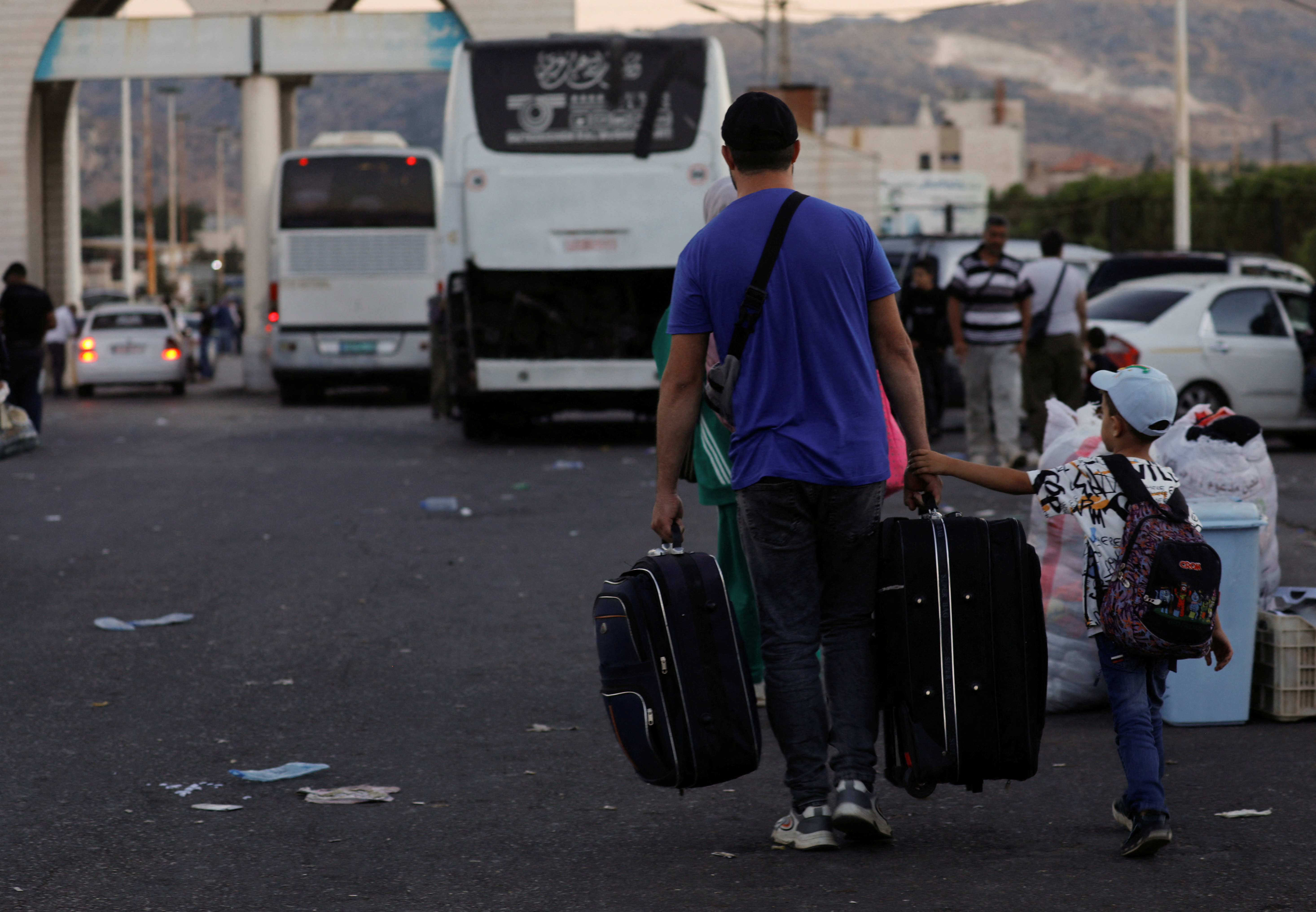 Syrians living in Lebanon return to Syria