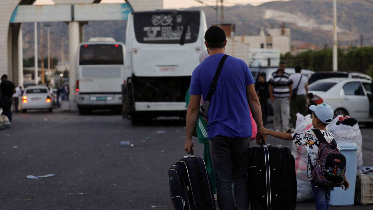 Syrians living in Lebanon return to Syria