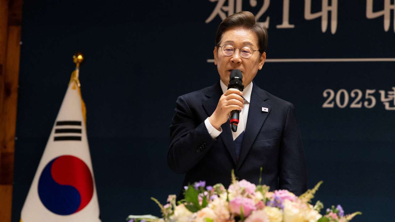 South Korean President Lee Jae-Myung meet with party leaders