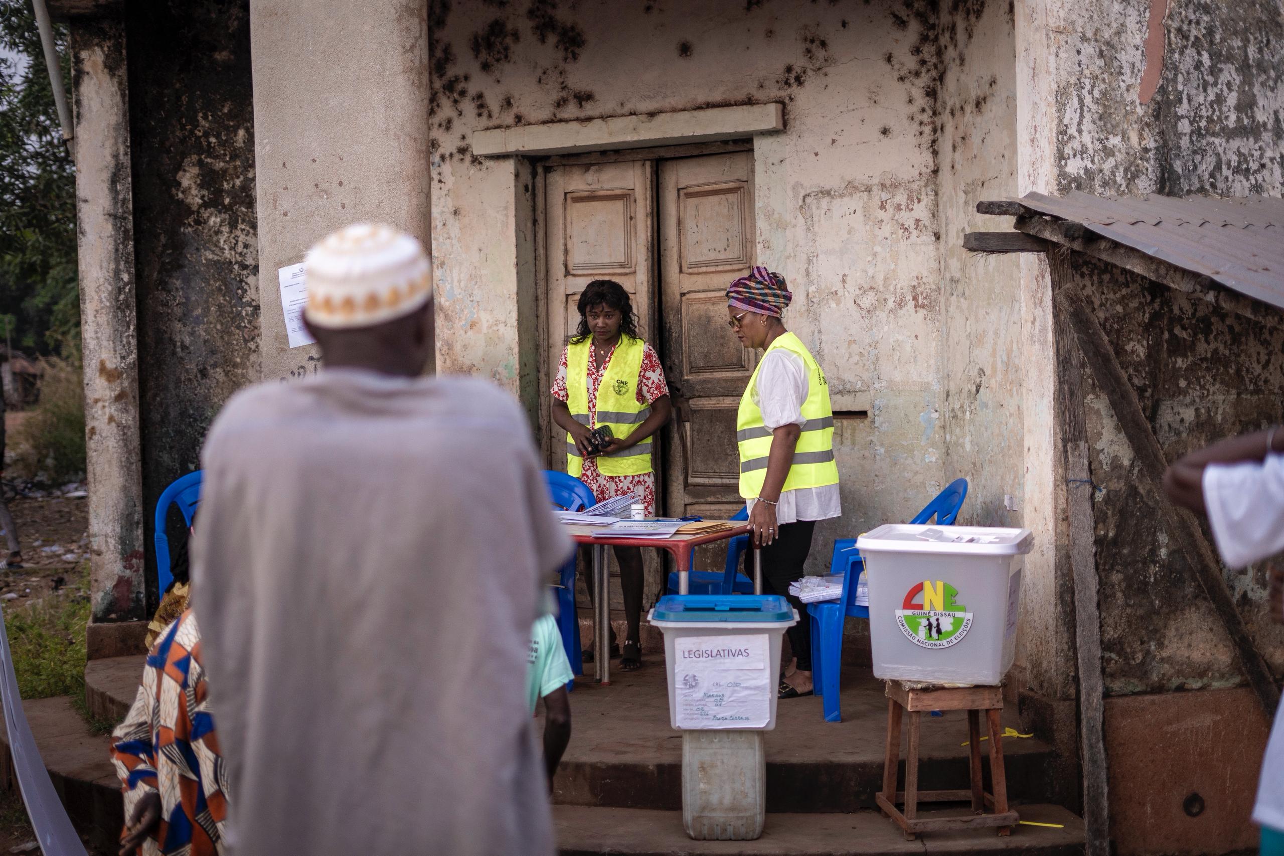 Polling agents are setting up in Mansôa. Photo credit: Samba M. Baldé