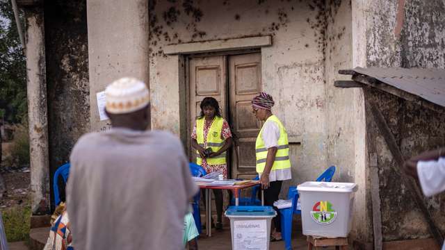 Polling agents are setting up in Mansôa. Photo credit: Samba M. Baldé