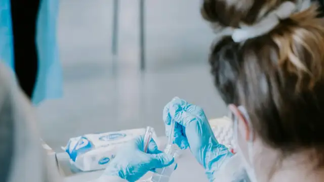 Imagem ilustrativa sobre testes de vacinas. Brasil dá passo inédito com tecnologia mRNA