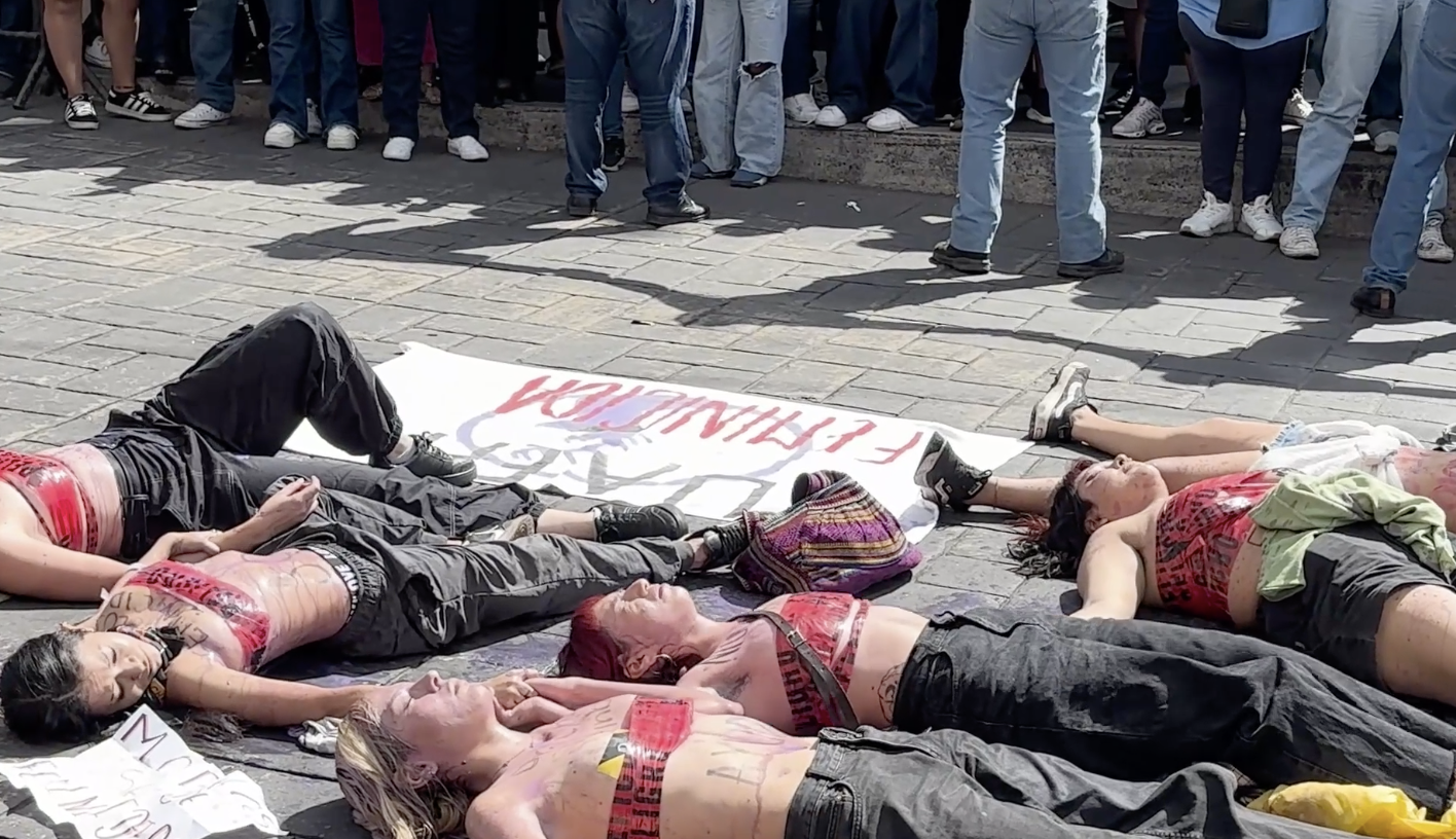 Mexican Students Disrupt parade