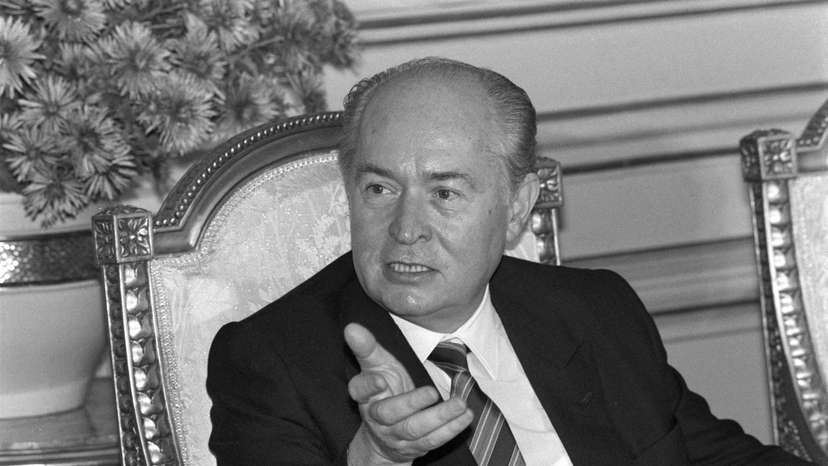 FILE PHOTO: Cypriot President George Vassiliou speaks at a press conference about improving trade relations between Cyprus and Egypt in Cairo.