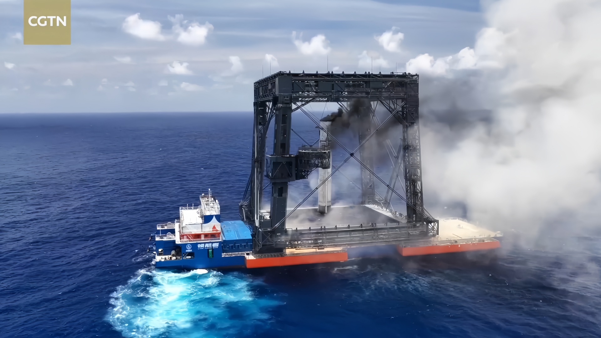 The first-stage booster of the Long March-10B rocket descends vertically toward the recovery net aboard the “Navigator” vessel on July 10, 2026. 