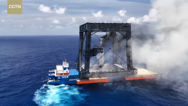 The first-stage booster of the Long March-10B rocket descends vertically toward the recovery net aboard the “Navigator” vessel on July 10, 2026.