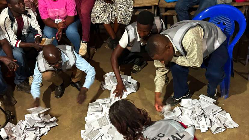Malawi votes for president with economic woes looming large