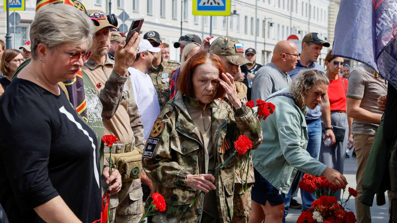 People in Moscow pay tribute to Wagner mercenaries killed in Mali