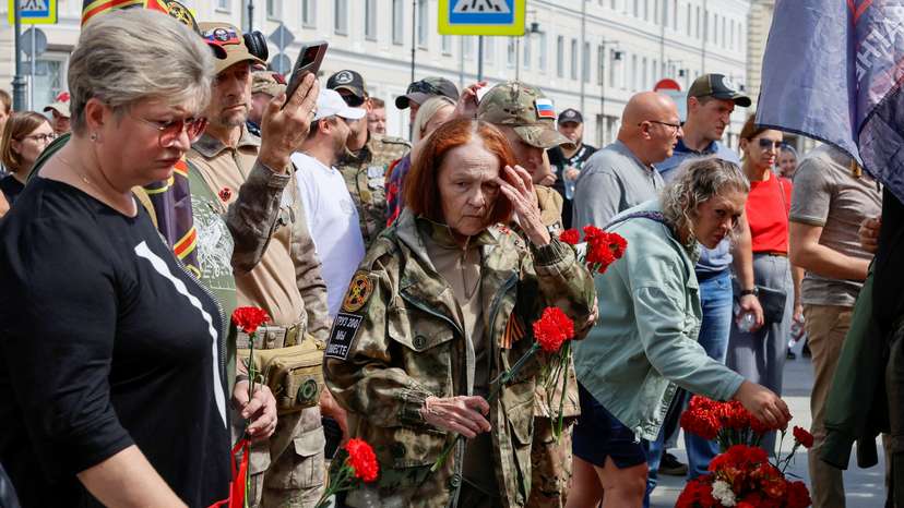 People in Moscow pay tribute to Wagner mercenaries killed in Mali