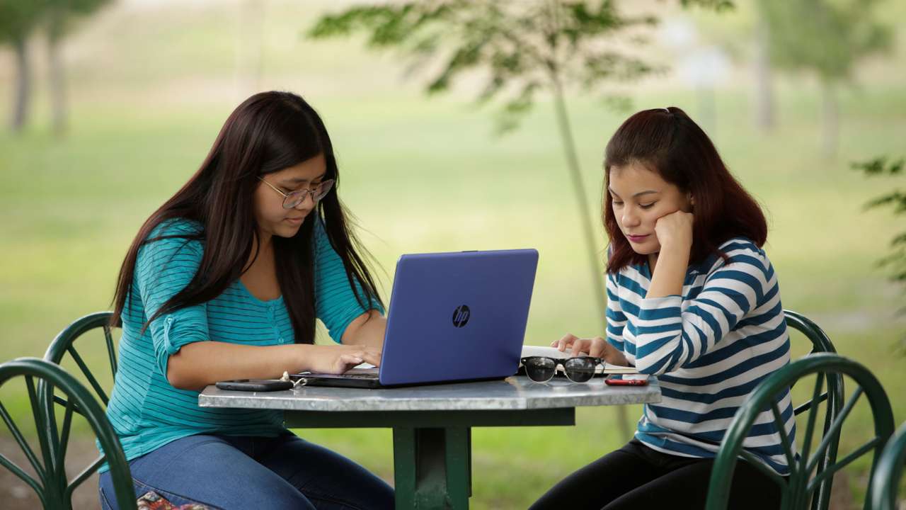 Woman works on her computer at a coffee shop in Ciudad Juarez