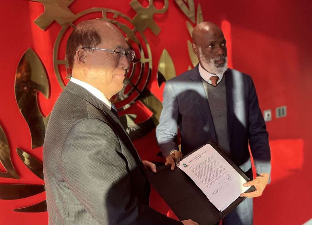 Maritime Commissioner Lenn Eugene Nagbe presents Liberia's Council bid to IMO SG Kitack Lim