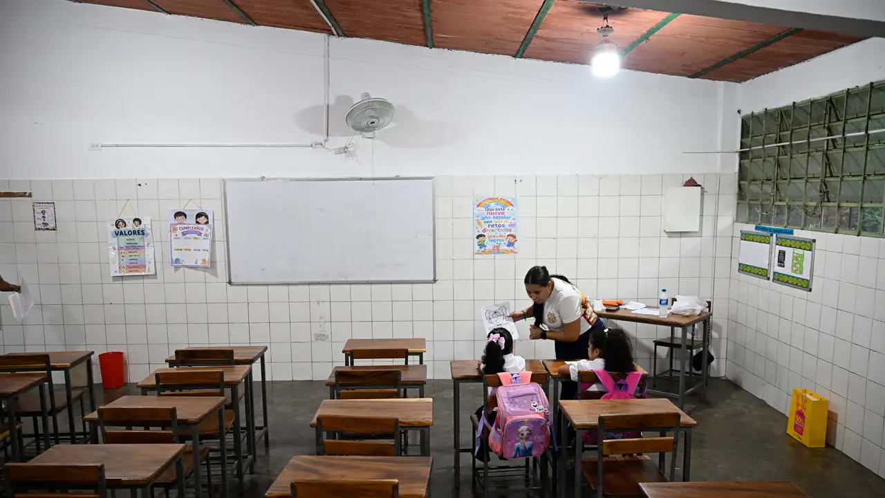 Escolas vazias, em meio ao receio de novos terremotos, marcam o retorno às aulas no estado costeiro de La Guaira, na Venezuela.