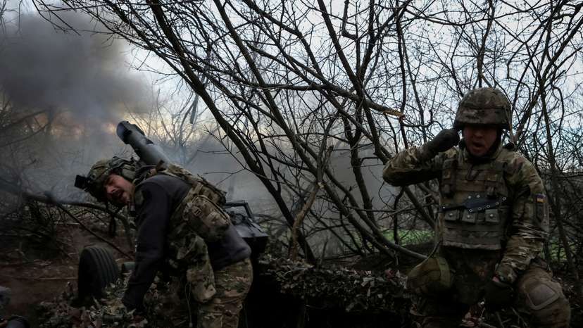 FILE PHOTO: Servicemen of the National Guard of Ukraine fire a howitzer towards Russian troops in Donetsk region