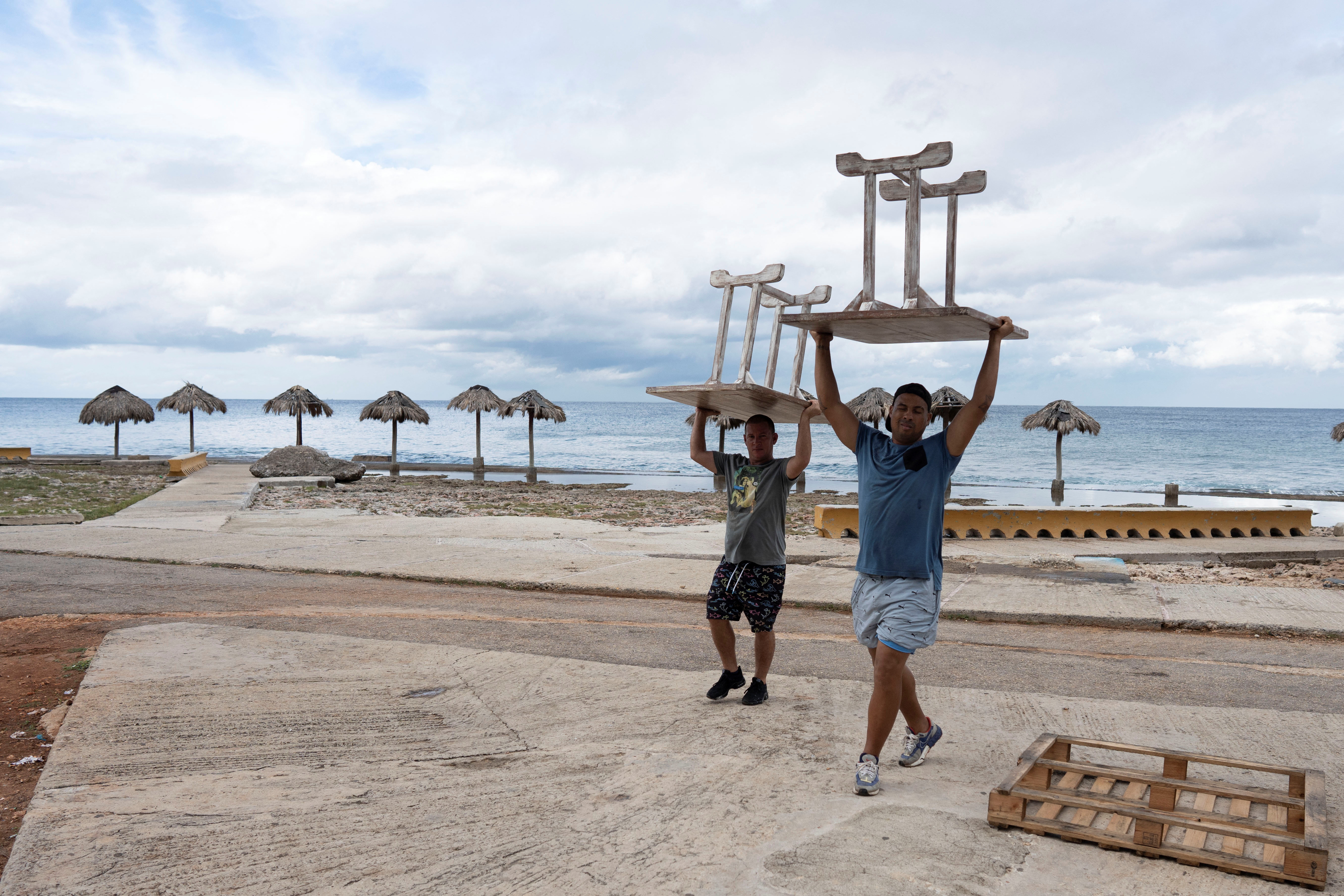 Tropical cyclone to hit Cuba as with hurricane strength